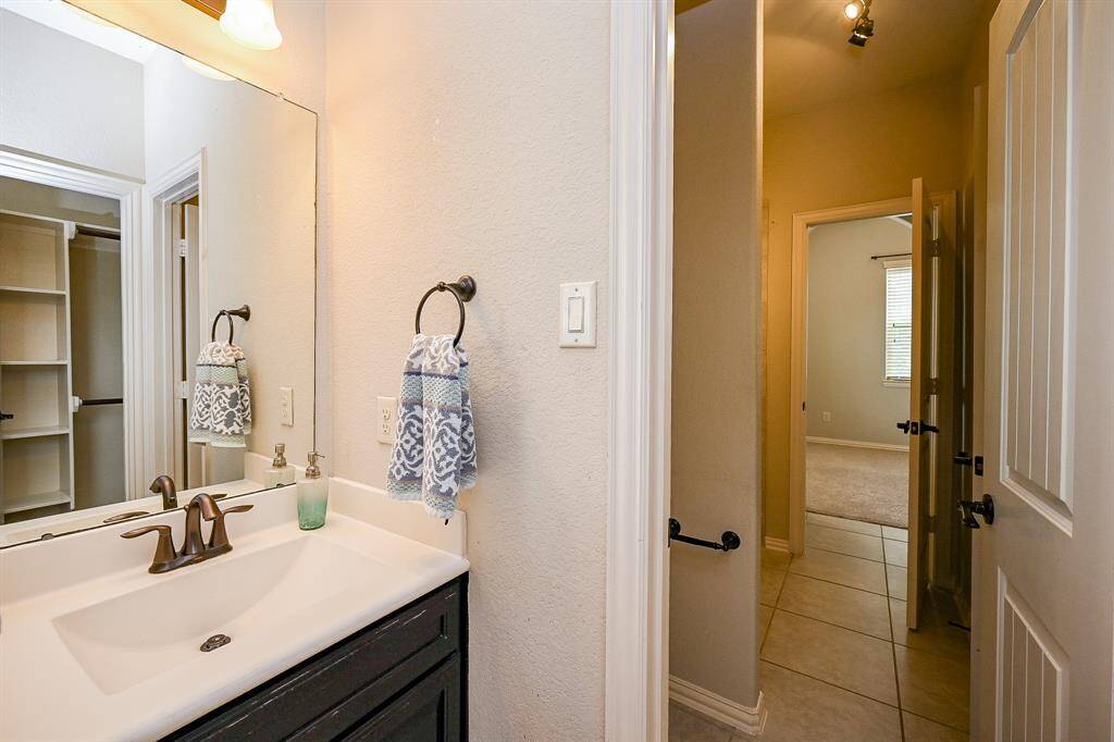 Jack and jill bathroom for bedroom 3 and 4