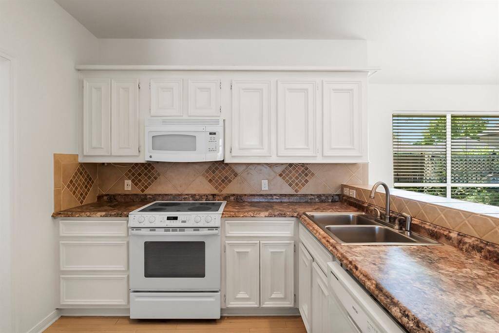 Double compartment sink and electric range in kitchen