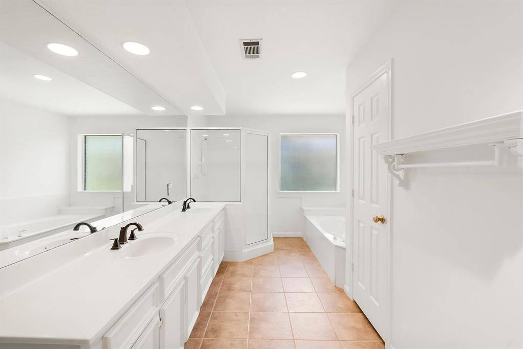 En-suite primary bathroom