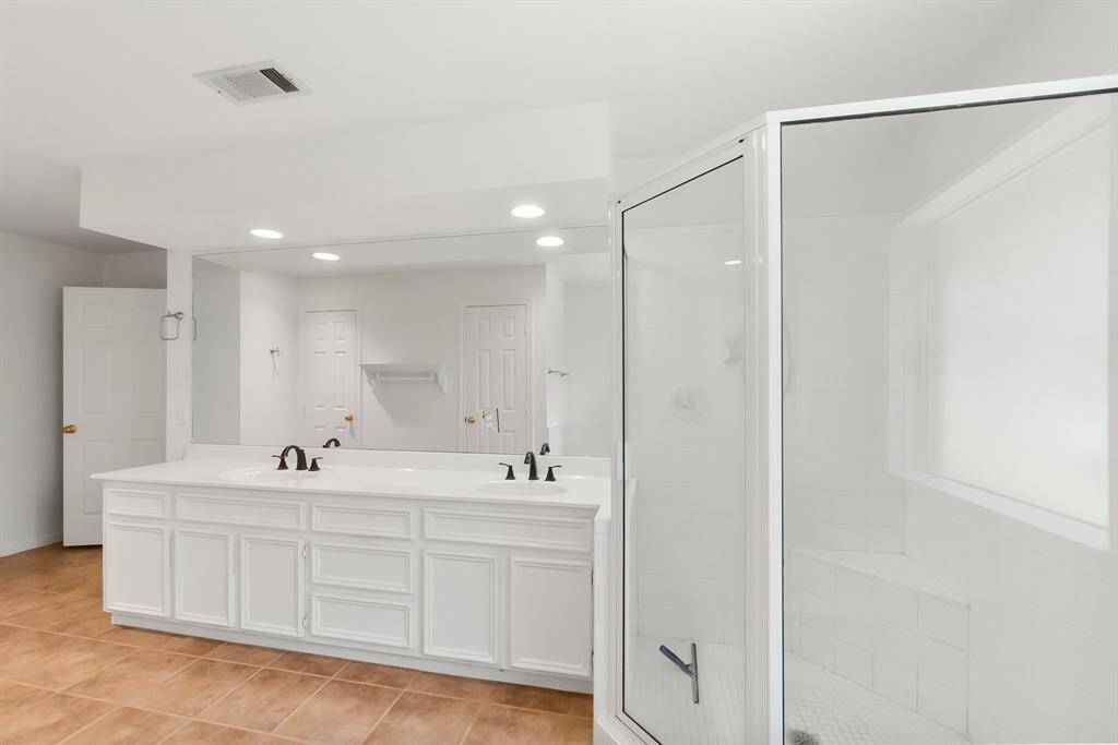 Double sinks in primary bathroom