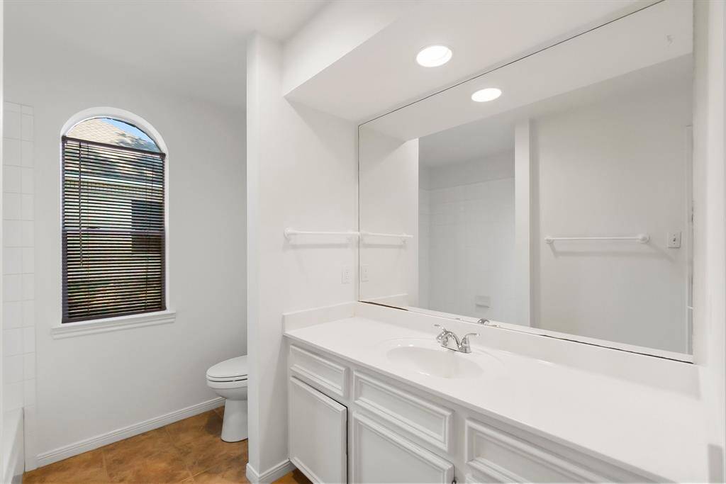 Full secondary bathroom downstairs
