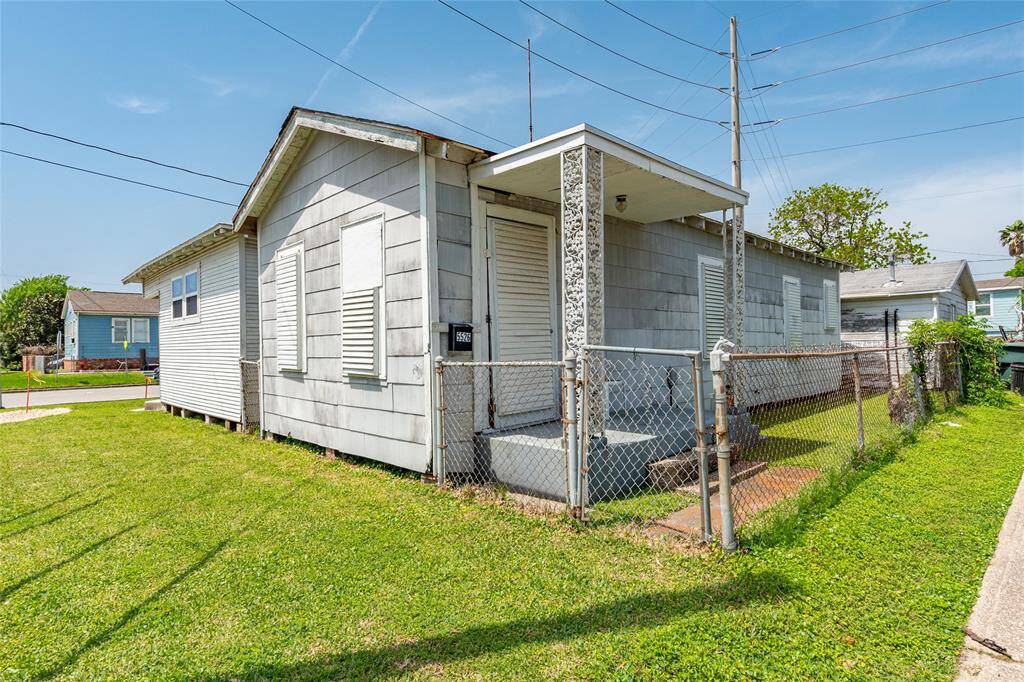 Built in 1935 this single story home that offers 1 bedroom,famiy room,kitchen and bath. fully fenced and sits on piers.