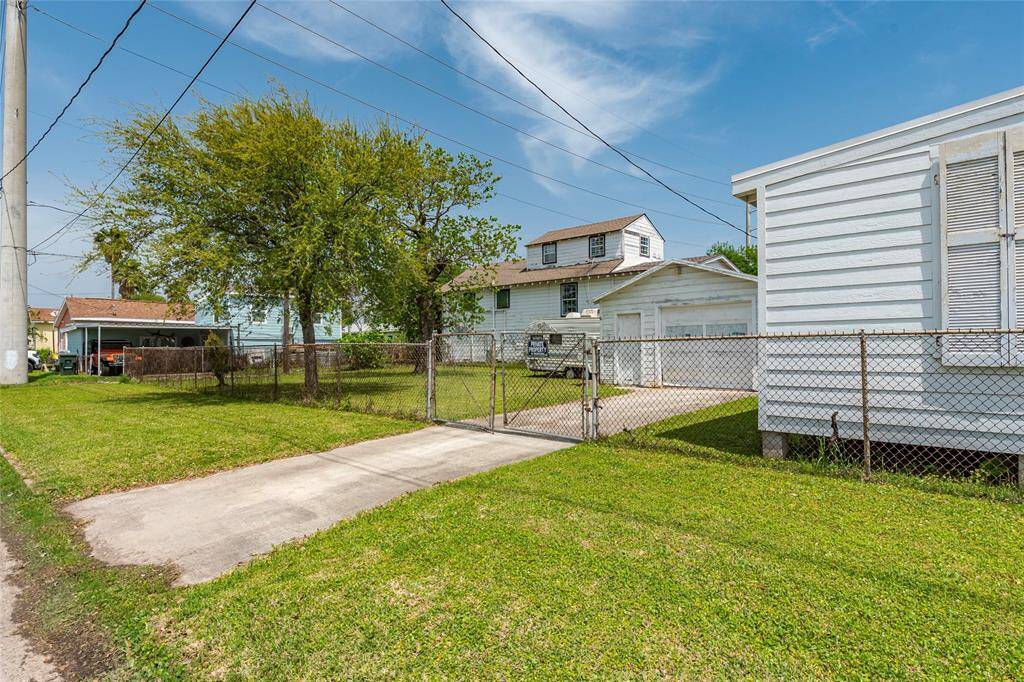 Side view of the drive way and spacious yard