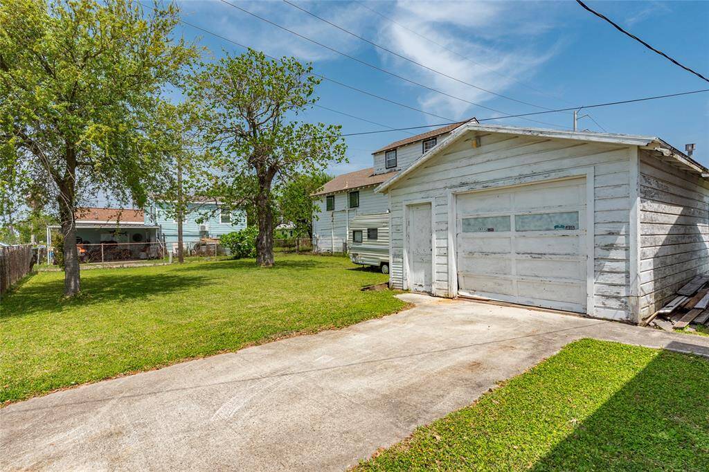 Nice size single car garage with side door entrance and concrete driveway.