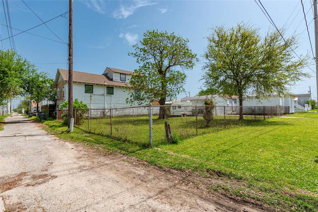 Total view of the back and side yard area.