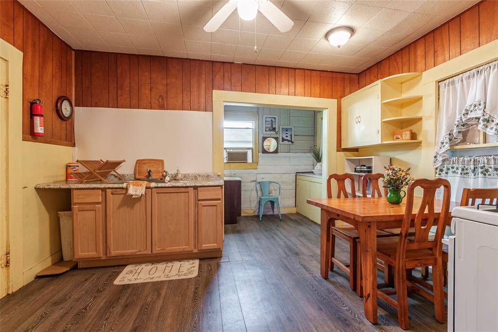 Kitcen/breakfast combo area with a vinyl wood flooring.