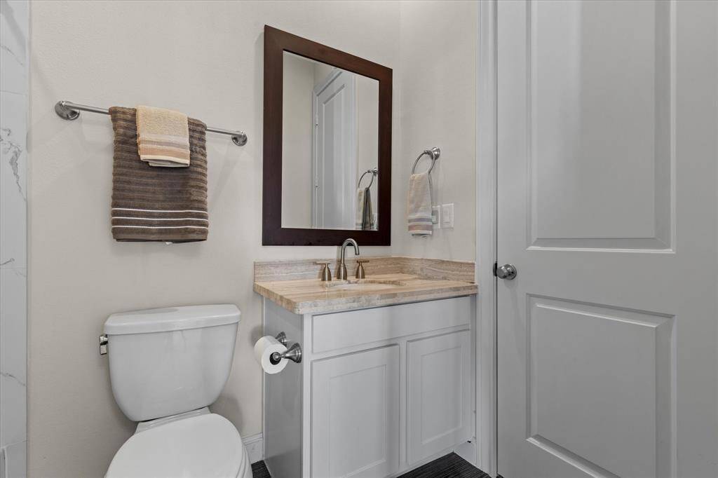 Seondary bedroom private bathroom.