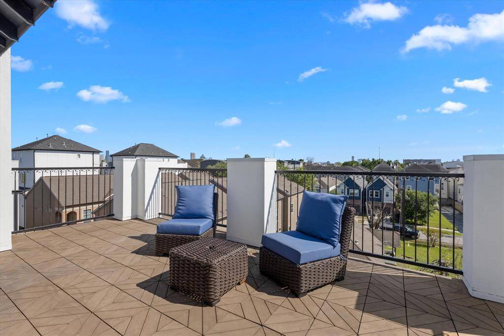 Beautiful views from the fourth floor large balcony. Unobstructed views of the Galleria highlight the uptown beauty of Houston. You’ll see for yourself!