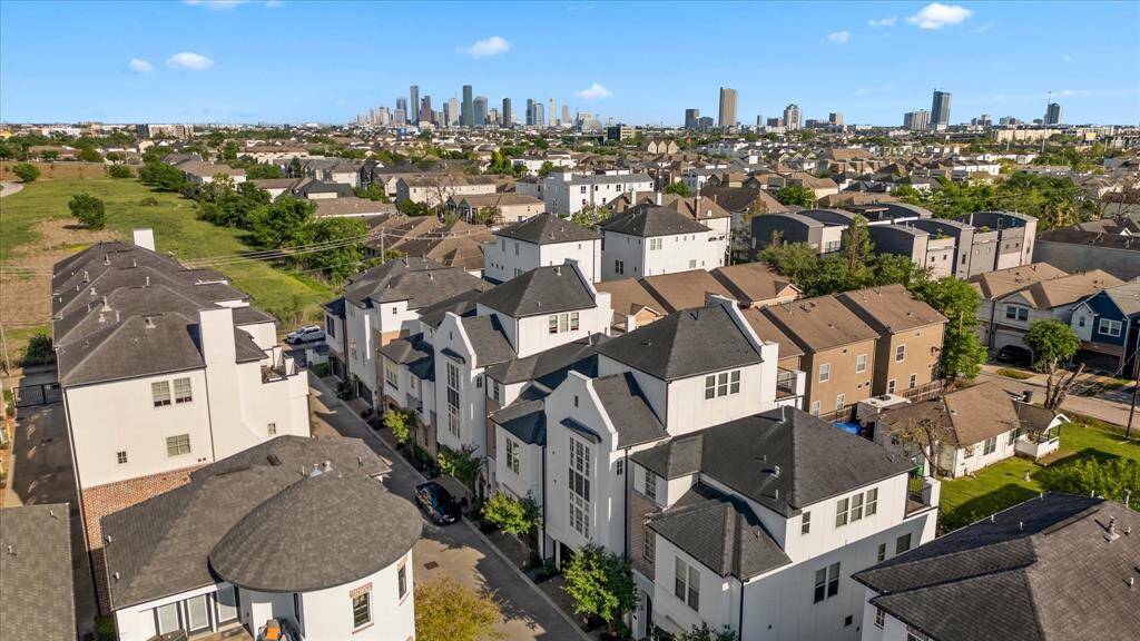 Aerial shot of 5613 Cohn Meadows.
