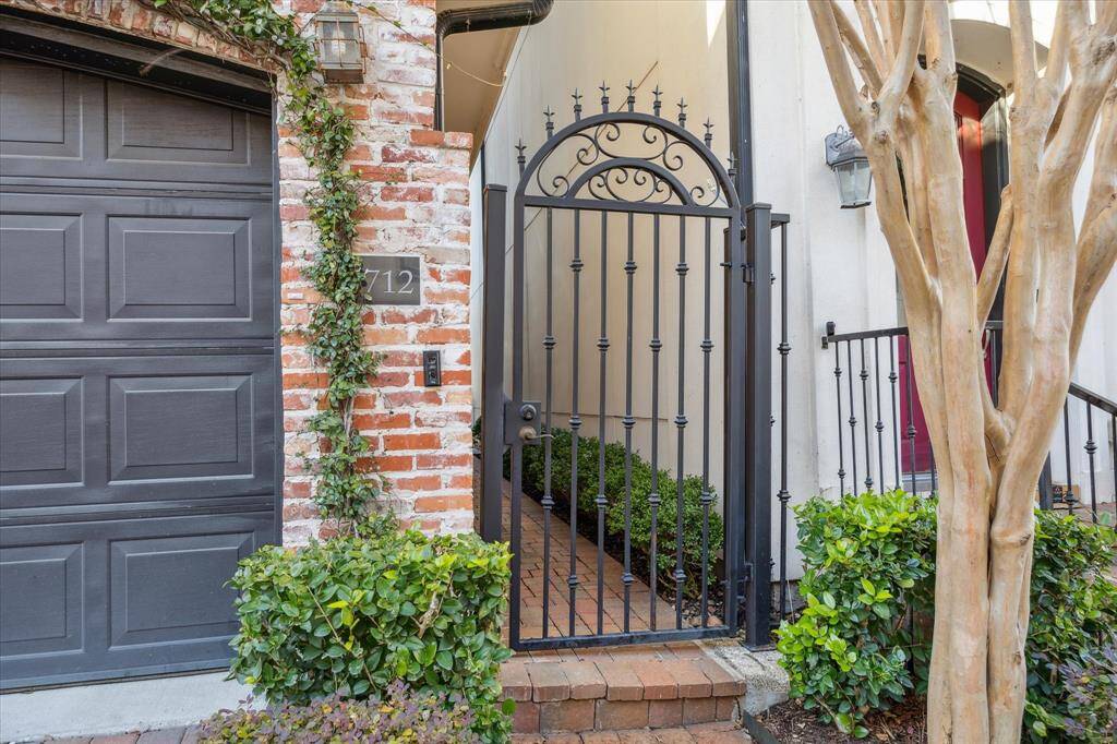 This beautiful side gates leads you to the front door and offers extra privacy.