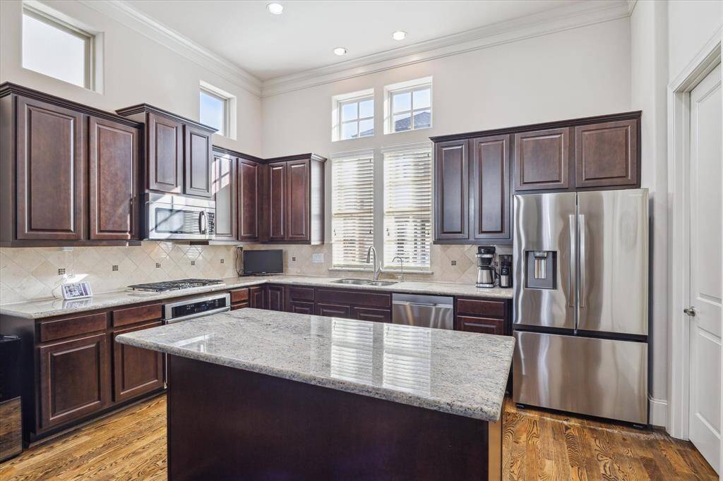 Beautiful kitchen on the 2nd floor with walk-in pantry and gas cooktop.