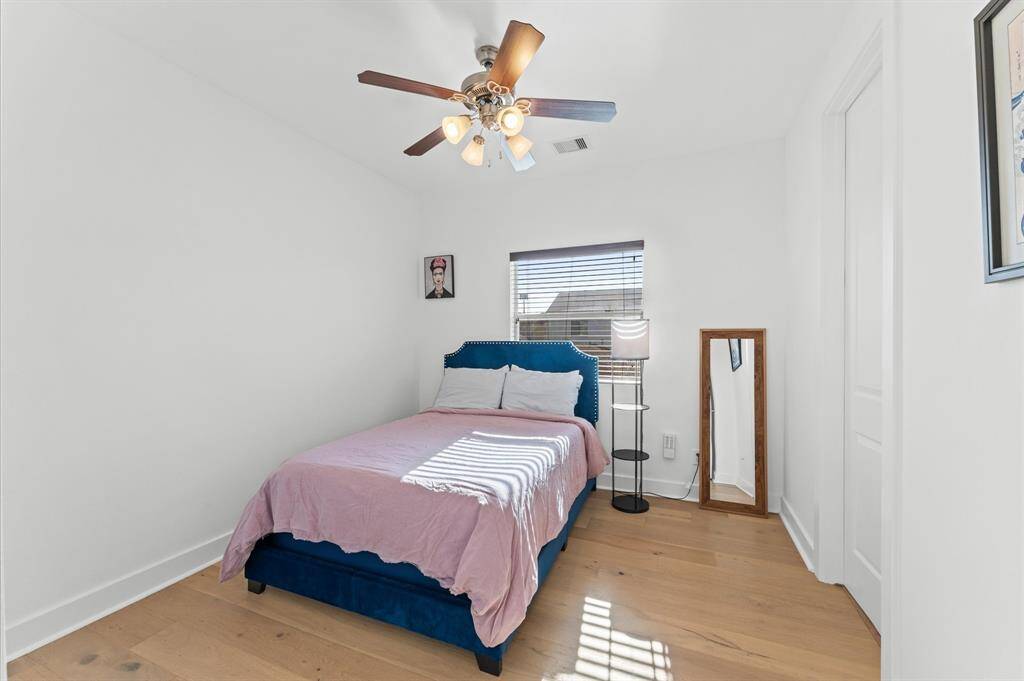 Comfortable guest bedroom with private en-suite bath—ideal for roommates or visiting guests, fully furnished for move-in ease.