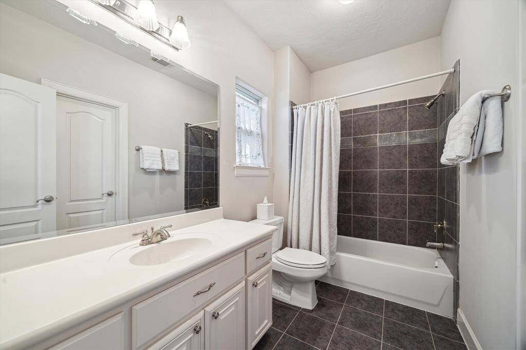 3rd floor secondary bath, offers tub/shower