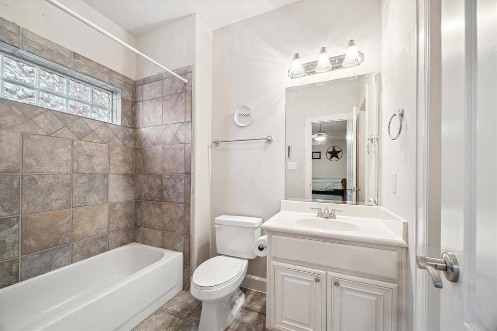 1st floor secondary bedroom bath, with tub/shower combo