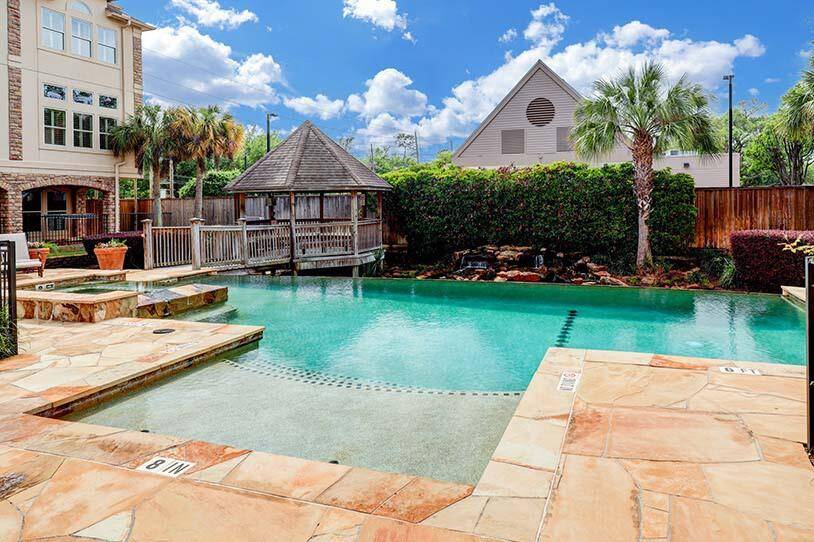 Large community pool with jacuzzi, a great space to entertain and cool off.