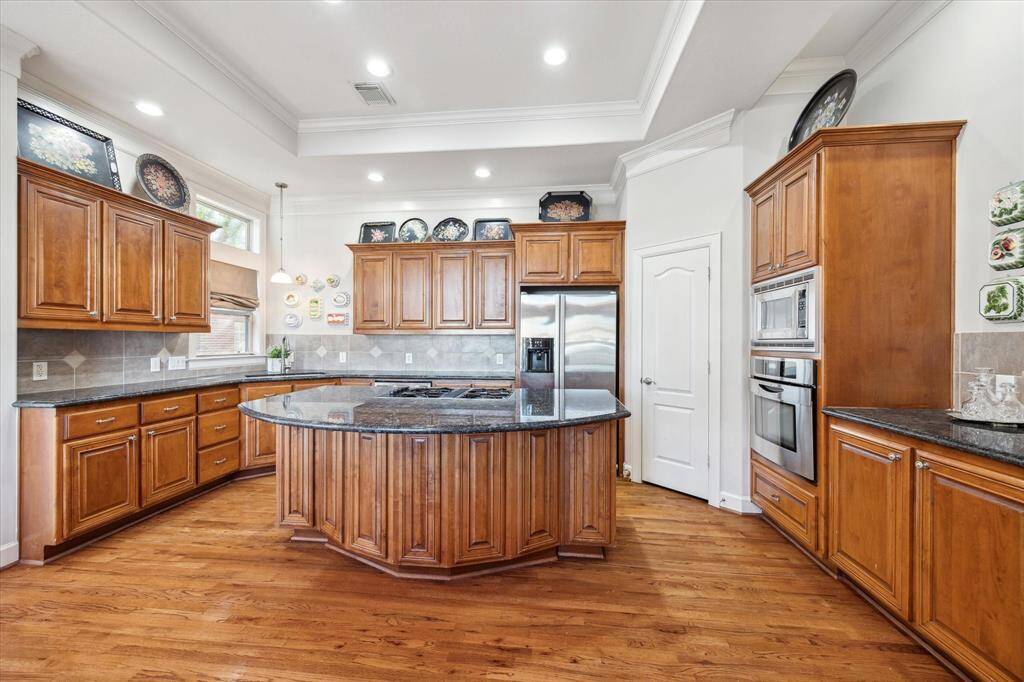 Kitchen offers a walk-in pantry with gas cooktop and a great breakfast bar space, on 2nd floor.