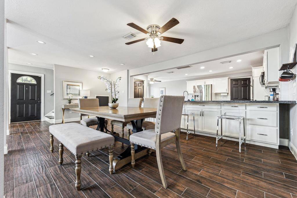 Dinning room open to living room. Breakfast bar off kitchen, ideal for entertaining!