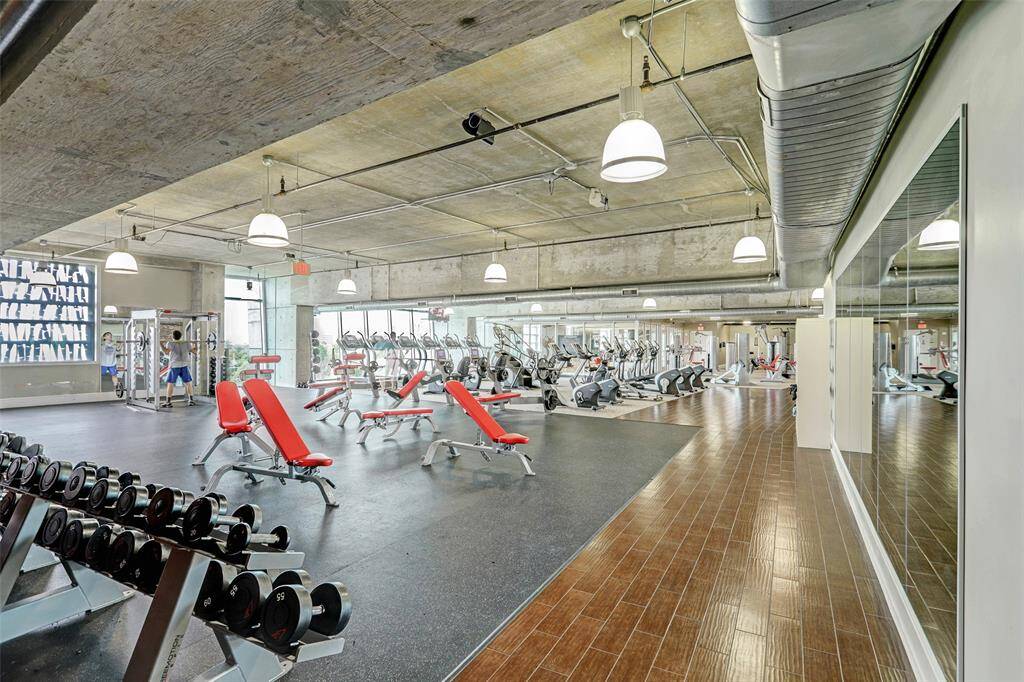 Also offers a range of fitness options, including cardio, free weights, and machine-based exercises.