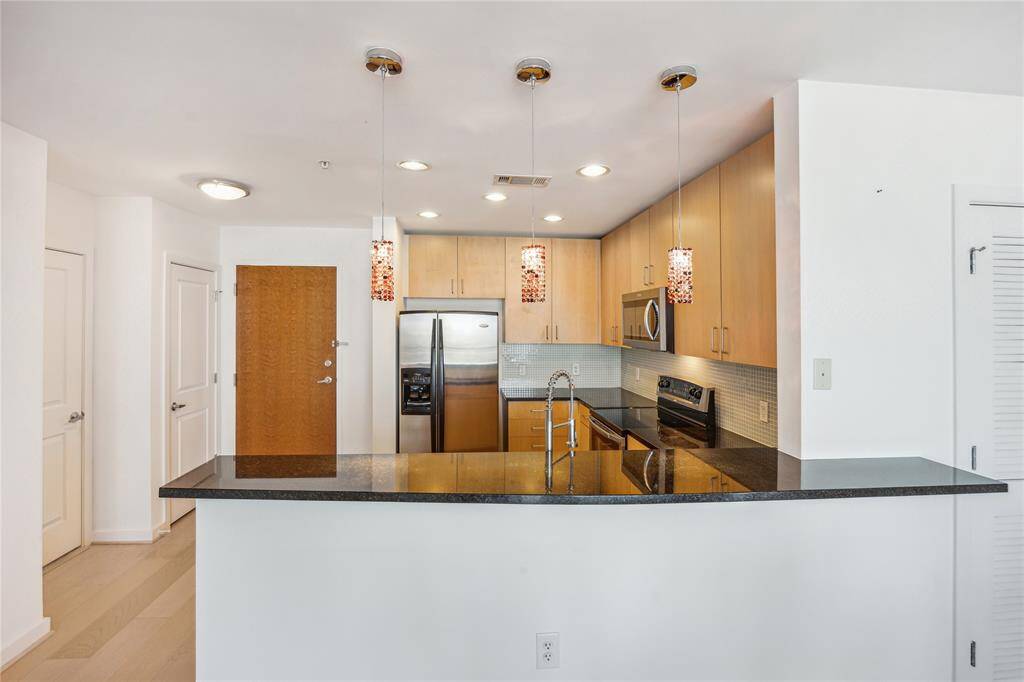 Large breakfast bar open to the dining/living room.