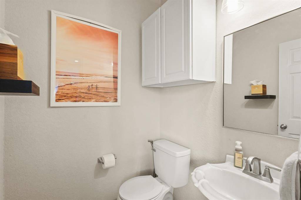 Well-appointed half bathroom ideal for family, friends, and guests.