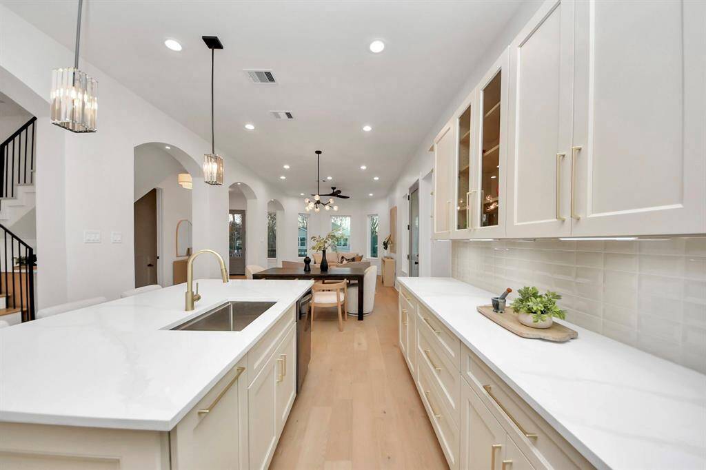 10-inch gold hardware on the cabinets complements the warmth of the cream finishes, showcasing upgraded selections throughout.