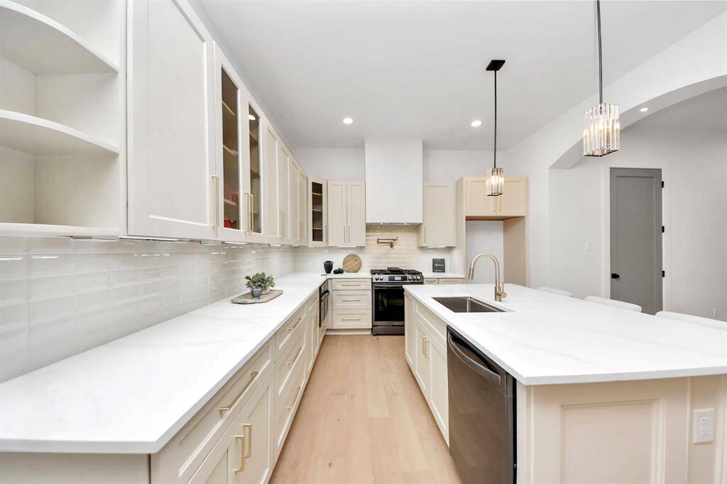 The expansive kitchen boasts cabinet shelves and glass-front cabinets to showcase your dishware. A perfect mix of cabinets and oversized drawers provides ample storage, all with soft-close functionality.