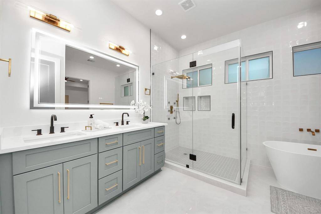 Double vanities with separate drawers offer generous storage, while the backlit mirror allows you to customize the lighting to your preference, complete with an anti-fog setting for a truly luxurious experience.