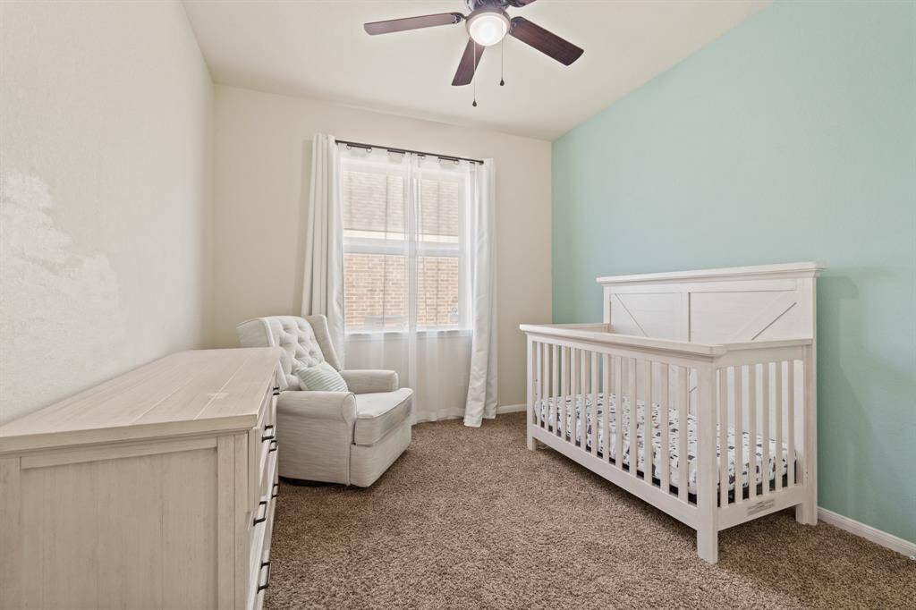 Secondary bedroom with lots of light!