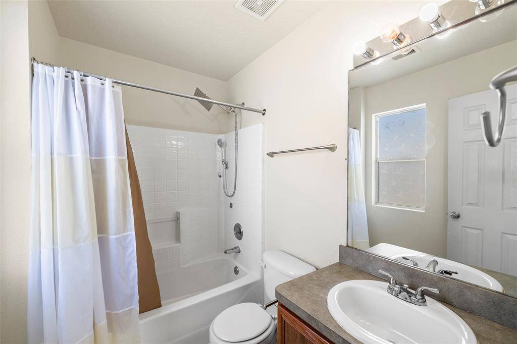 Principal bathroom.