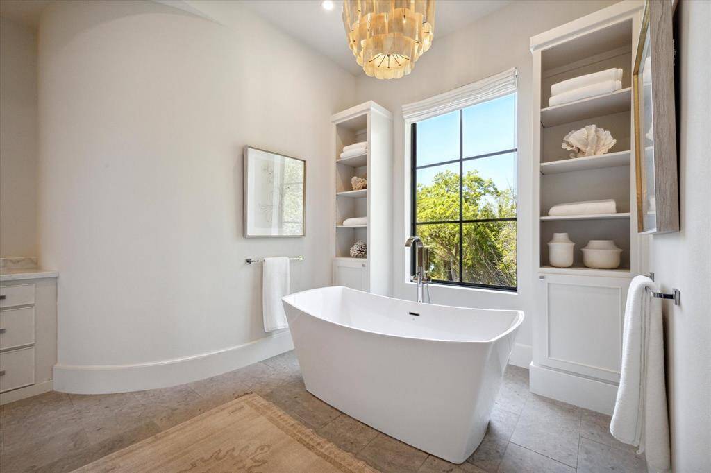 Imagine soaking in this inviting tub after a day of sailing or kayaking!