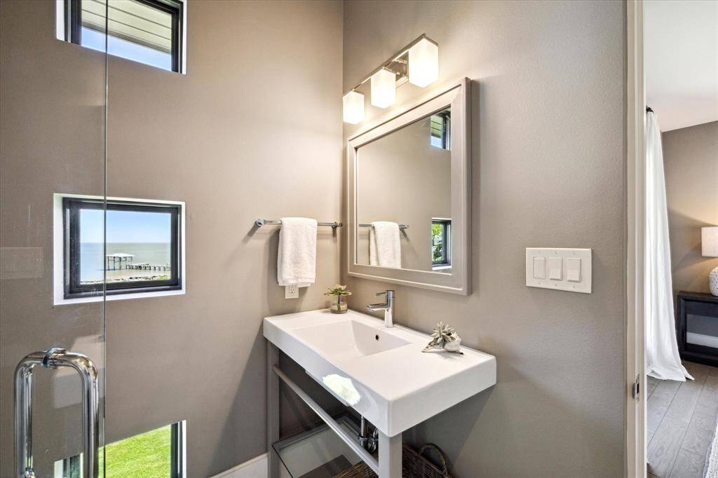 Each bedroom has its own en suite bathroom for the utmost privacy and convenience.