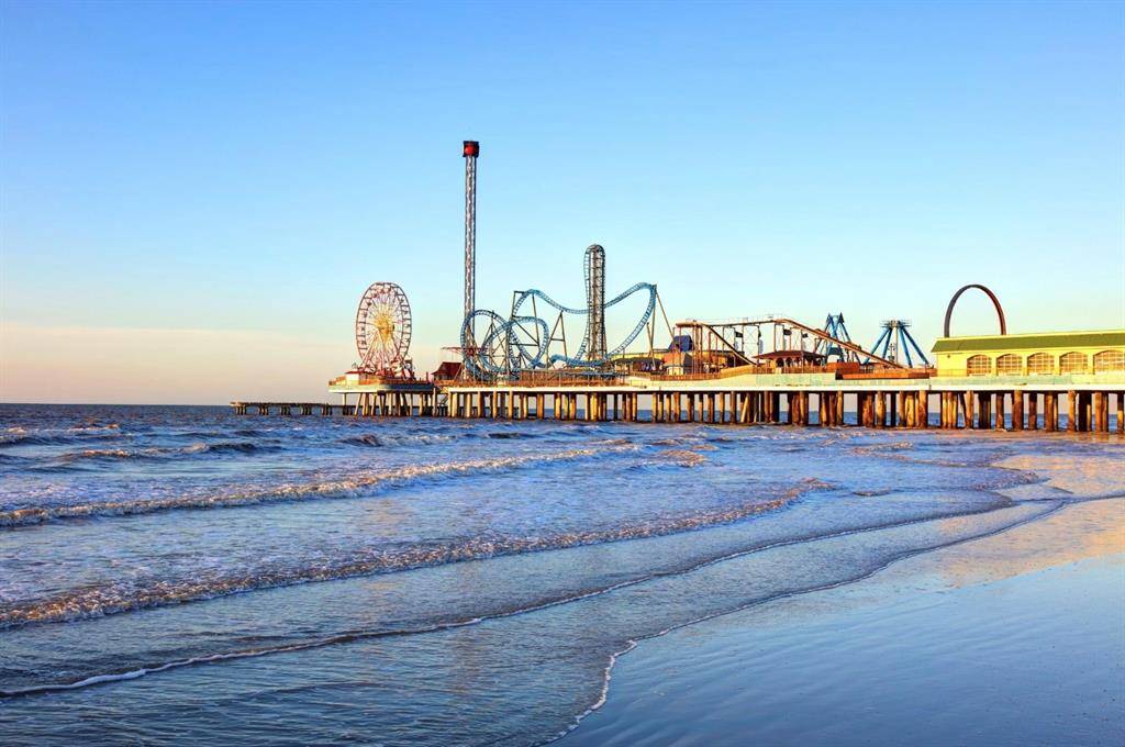 10 minutes from the Kemah Boardwalk! Amusement rides, dining, and family fun await!