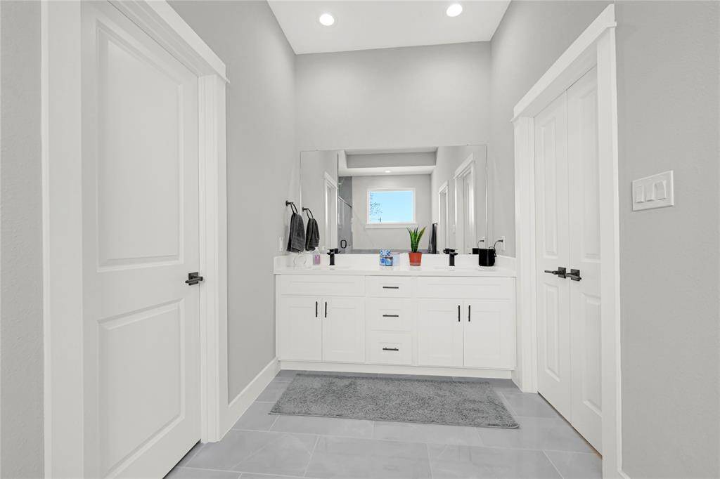 Primary bath with dual sinks
