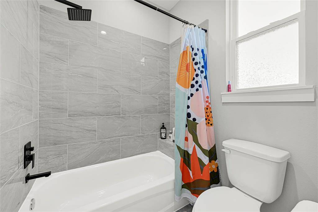 Secondary full bath w/ shower / tub combo