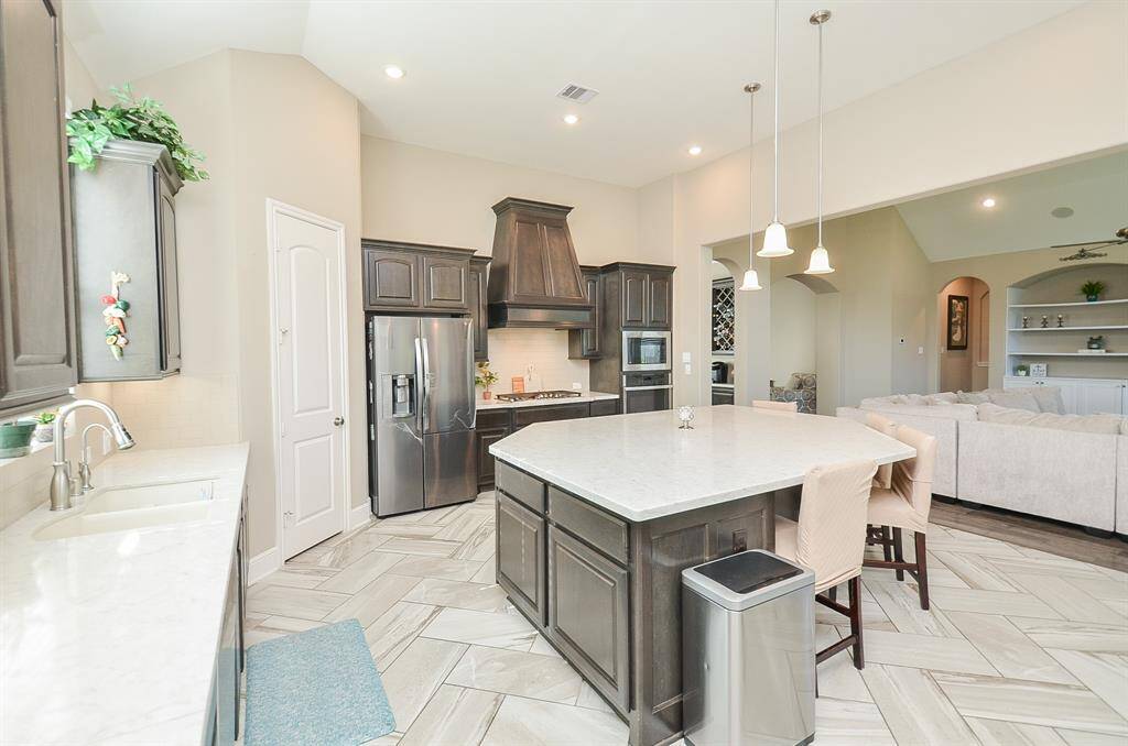 Picture yourself socializing with family and friends while you create culinary magic in your personal 'workshop'!