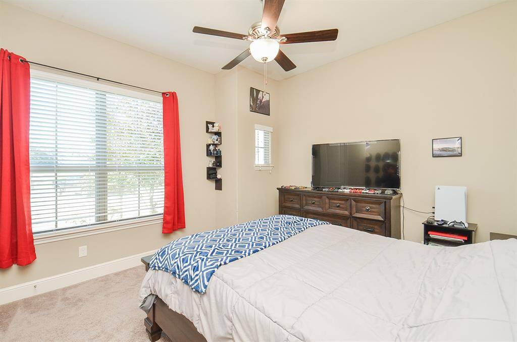 Don't you love the window treatment in this secondary bedroom?