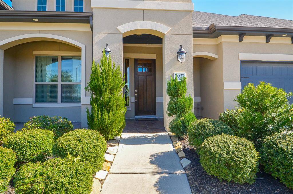 Gentle, old world luxury defines this amazing covered front entry. Inside, are 4 bedrooms, 3-1/2 baths, all occupying a generous 14,614 square-foot-lot with 3,727 square-feet of interior living space.