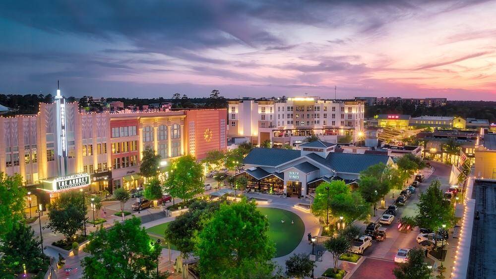 Market Street just 10 minutes away offering designer shopping, fine dining, and live music.