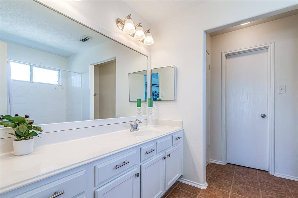 Guest shared bath