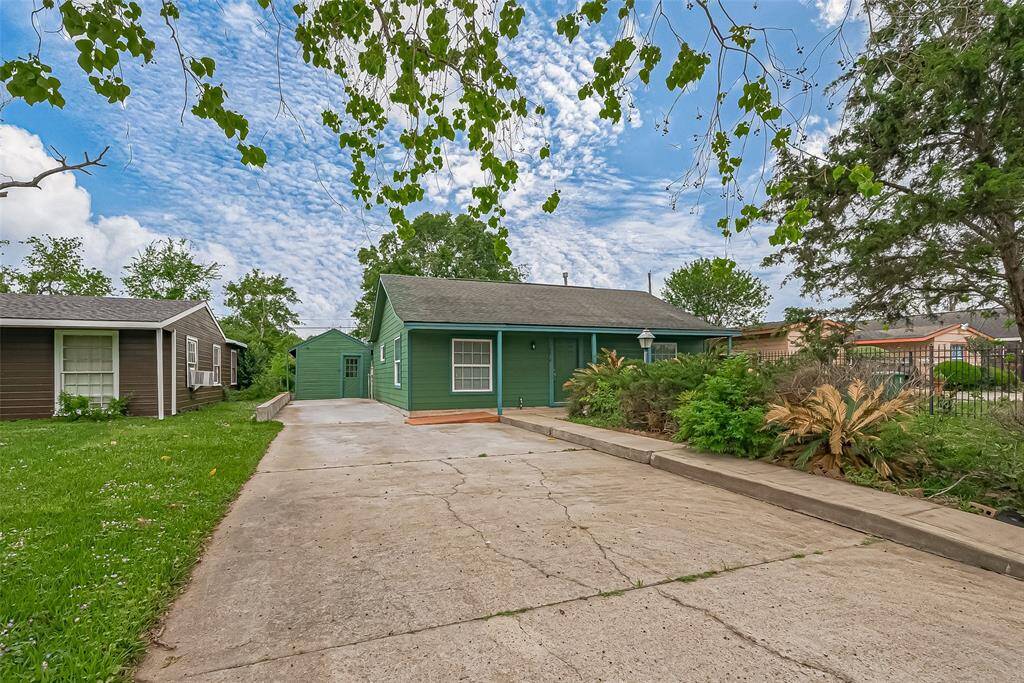 A wide driveway leads up to the home, providing ample parking space for guests and residents alike, adding to the convenience of the property.