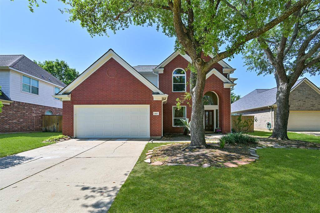 WELCOME TO 7627 BROKEN OAK LN IN GREATWOOD CROSSING! WITH UPDATED EXTERIOR PAINT AND WHOLE HOUSE GUTTERS ADDED IN 2021 FOR A FRESH, POLISHED LOOK.