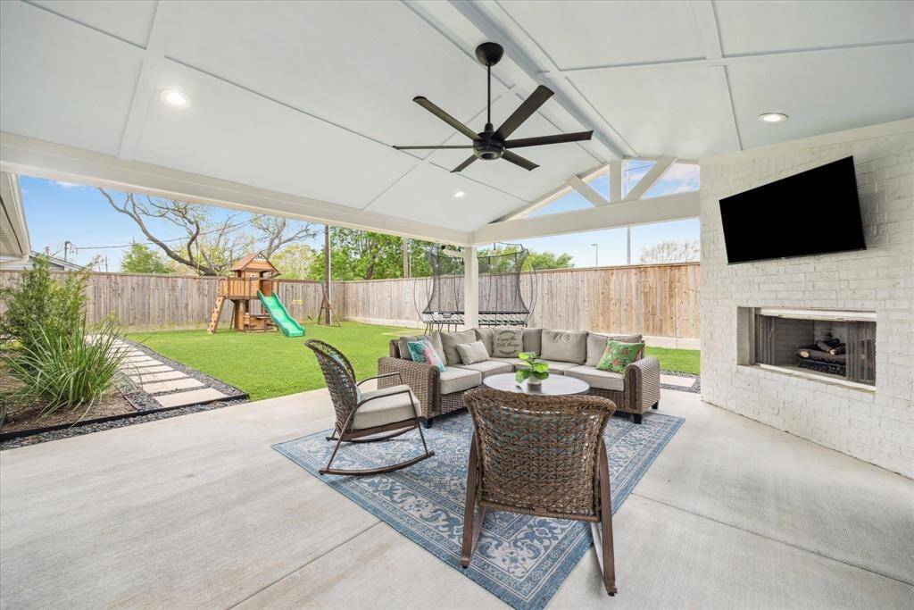 Wow! Outdoor living at its best. Step outside and into this gorgeous patio with space for both lounging and dining furniture.