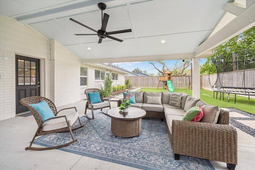The high vaulted cover has lighting for evening enjoyment and a high-end fan.