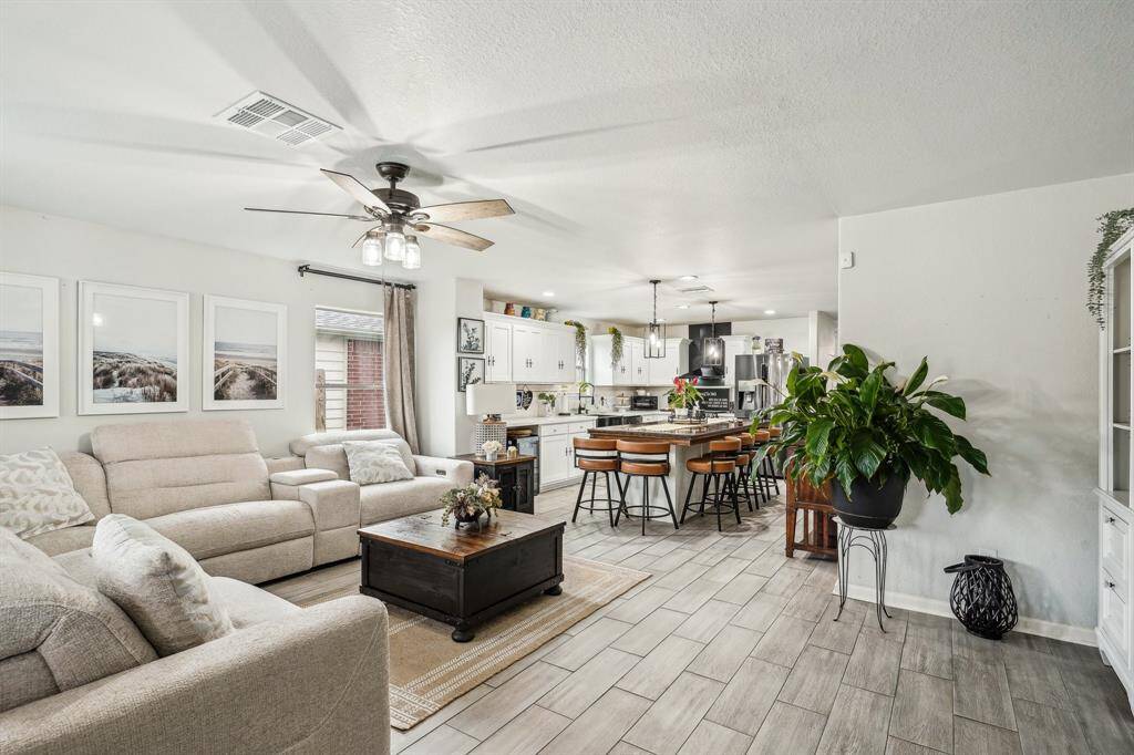 Angle 4 of family room