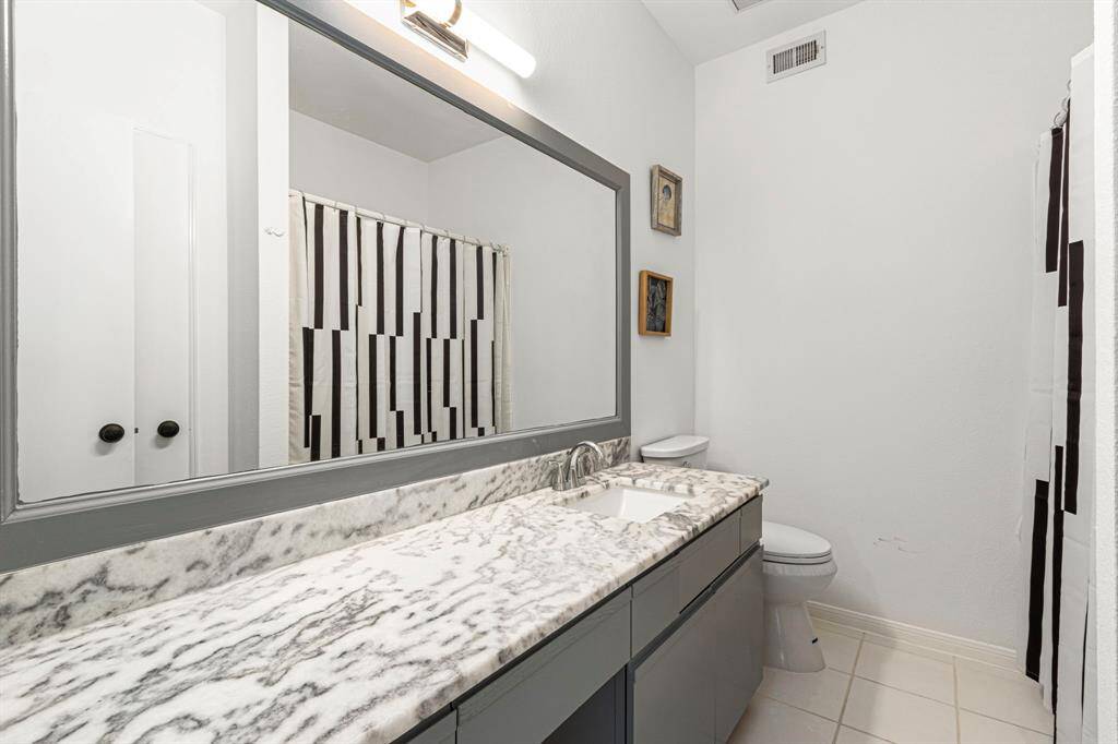 Stylish private bathroom in the secondary room, featuring modern upgrades.