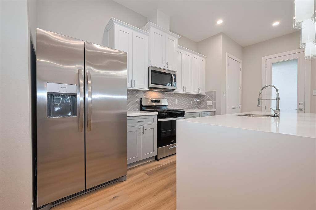Stainless steel appliances included