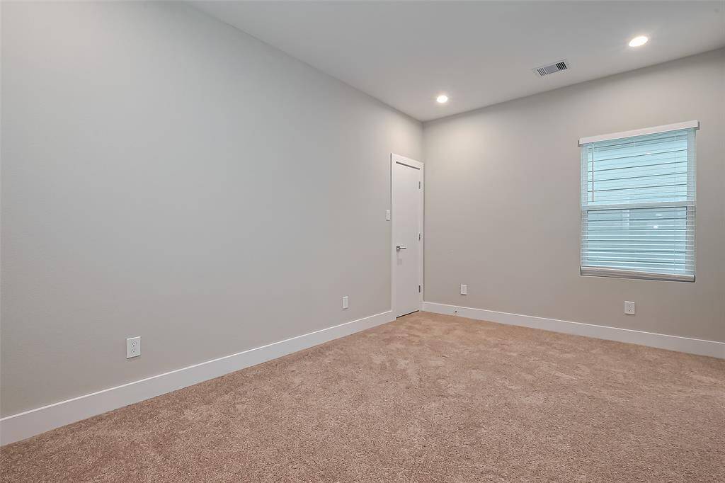 Secondary bedroom.
