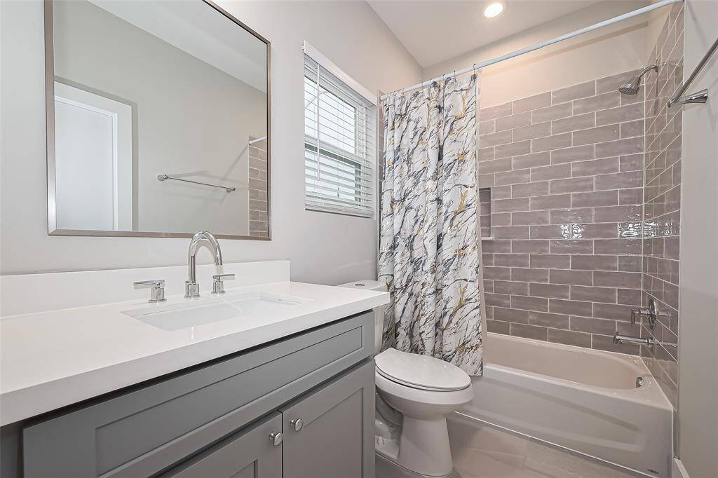 Great space in this full bathroom