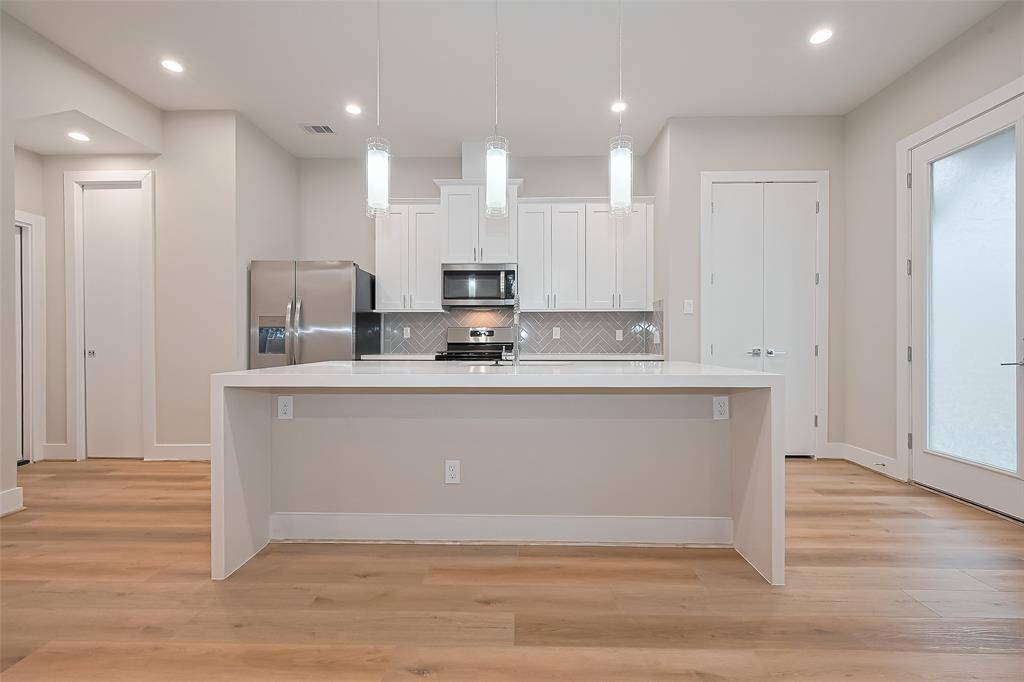 Beautiful island in kitchen!