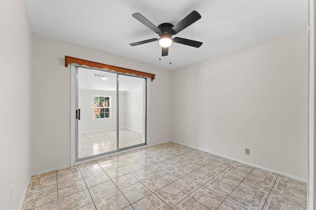 Secondary room with a view and door to sunroom / Flexroom / 4th bedroom